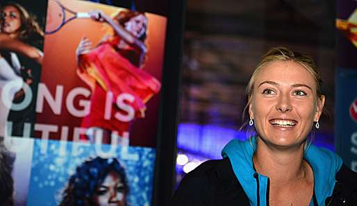 Scharapowa in Stuttgart. Dahinter das WTA-Motto: Strong is beautiful