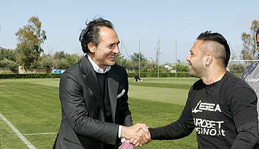 Italiens Nationaltrainer Prandelli (l., mit Palermo-Stürmer Miccoli) hat mehrere Optionen