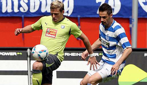 Aues Guido Kocer (l.) mit dem Ball gegen Duisburgs Dzemal Berberovic