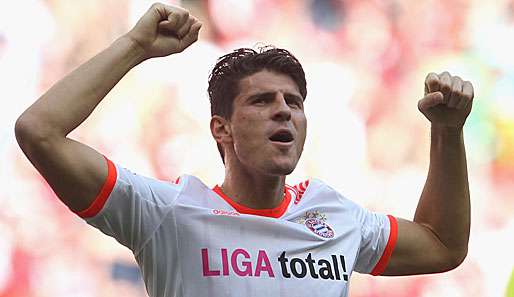 Mario Gomez erzielt das 1:0 für den FC Bayern gegen seinen Ex-Klub VfB Stuttgart