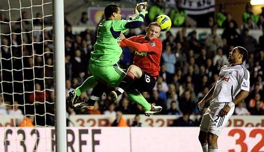 Wayne Rooney (M.) muss mit Manchester United vollen Einsatz zeigen um den Titel zu holen.