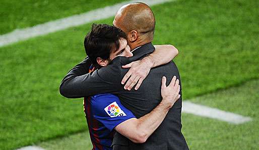 Pep Guardiola (r.) ist erster Gratulant nach Lionel Messis 50. Saisontor in der Primera Division