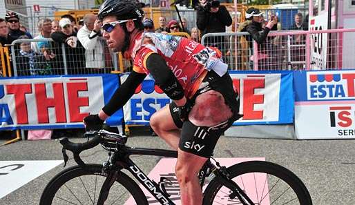 Mark Cavendish überquerte mit zerfetztem Trikot die Ziellinie