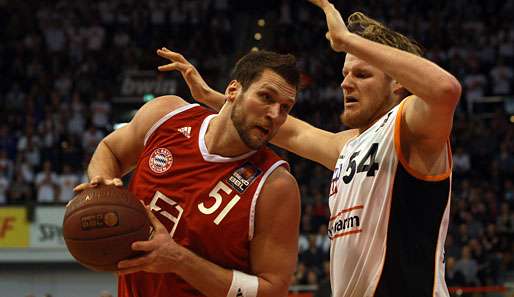 Bayerns Jared Homan (l.) im Duell mit dem Ulmer John Bryant (r.)