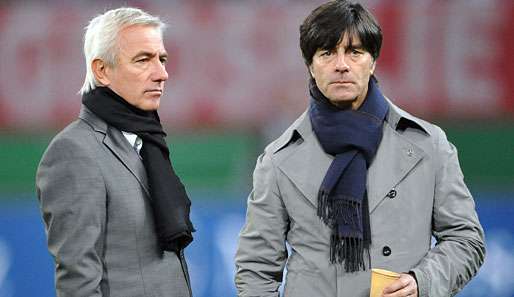 Bondscoach (l.) Bert van Marwijk mit Bundestrainer Jogi Löw (r.)