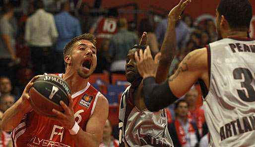 Steffen Hamann (l.) verlor mit dem FC Bayern Spiel 2 gegen die Artland Dragons