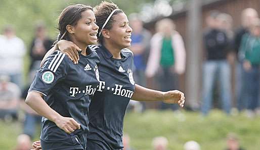 Sylvie Banecki (r.) wird auch in Zukunft mit ihrer Schwester Nicole (l.) beim FC Bayern spielen