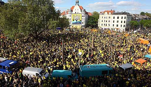 Der Meisterkorso musste sich durch verstopfte Straßen voller Fans kämpfen