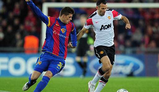 Granit Xhaka (l.) im Trikot vom FC Basel gegen Manchester Uniteds Ryan Giggs (r.)