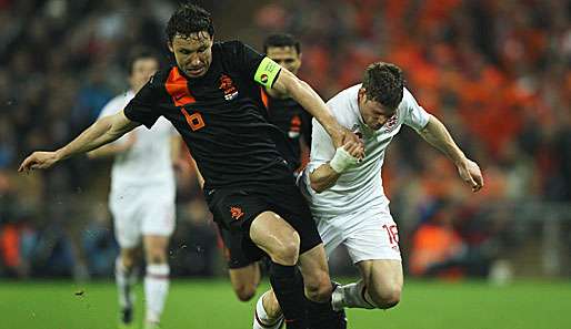 Ein gewohntes Bild: Mark van Bommel (l.) im engen Zweikampf