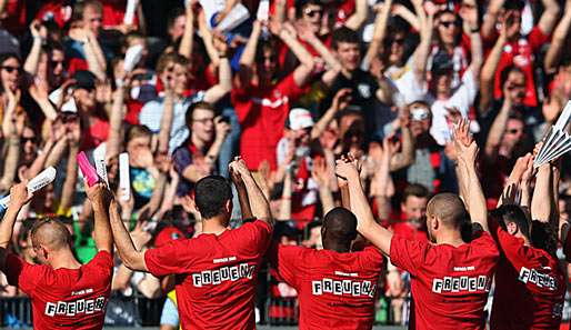 Platz 18 nach 17 Spielen und dennoch den Klassenerhalt gesichert: Der SC Freiburg jubelt