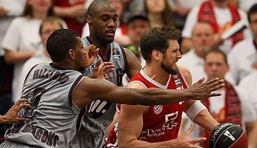 Bayerns Top-Scorer Jared Homan (r.) wurde von Artlands Verteidigung gut im Schach gehalten
