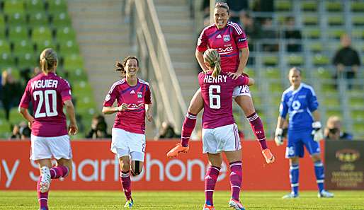 Camille Abily (oben) freut sich über ihren Treffer zum 2:0 für Olympique Lyon