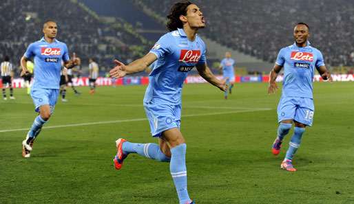 Torjäger Edinson Cavani (M.) brachte Napoli per Elfmeter in Führung