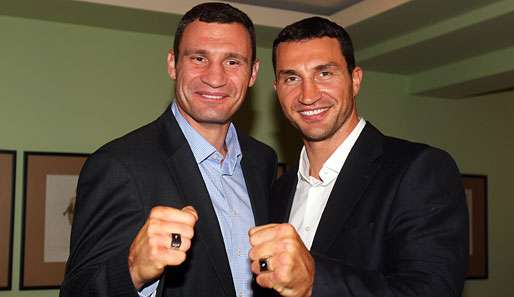 Boxweltmeister Vitali Klitschko (l.) mit seinem Bruder Wladimir 