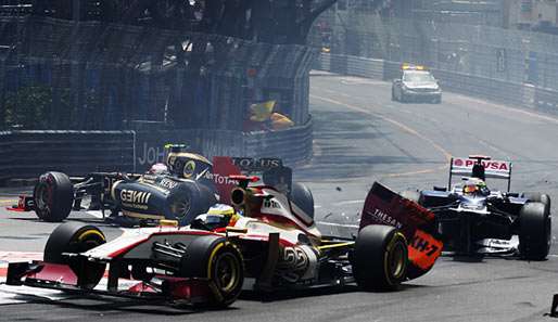 Pastor Maldonado (r.) räumte am Start in Monaco Pedro de la Rosa (M.) ab