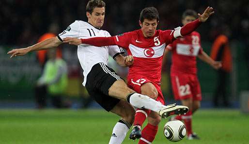 Emre Belözoglu (r.) im Zweikampf mit Miroslav Klose