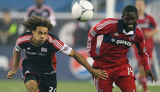 Kevin Alston (l.) von the New England Revolution im Duell mit Patrick Nyarko (r.) von Chicago Fire 