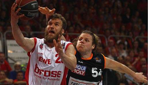 Anton Gavel (l.) von Bamberg im Duell mit John Bryant von Ulm 