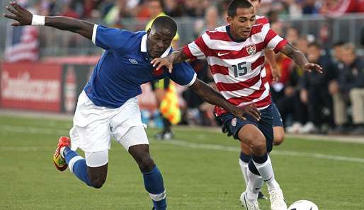 Edgar Castillo (r.) von den USA im Duell mit Tosaint Ricketts von Kanada (l.)