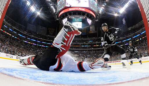 Devils-Keeper Martin Brodeur mit seinem unfassbaren Poke Check gegen Trevor Lewis