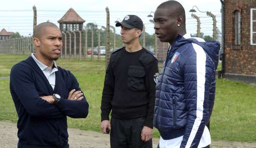 De Jong (l.) und Balotelli (l.) besuchten mit ihren Nationalteams die Gedenkstätte von Auschwitz