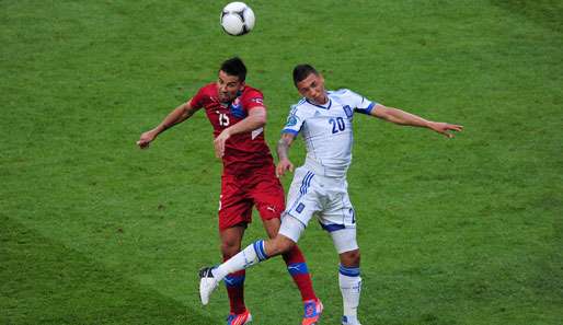 Milan Baros (l.) musste sich erneut Pfiffe der eigenen Fans gefallen lassen