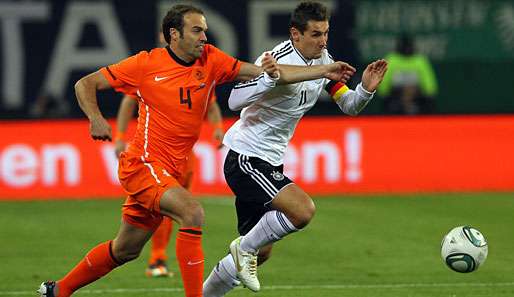 Joris Mathijsen (l.) im Duell mit Miroslav Klose beim letzten Aufeinandertreffen mit Deutschland 