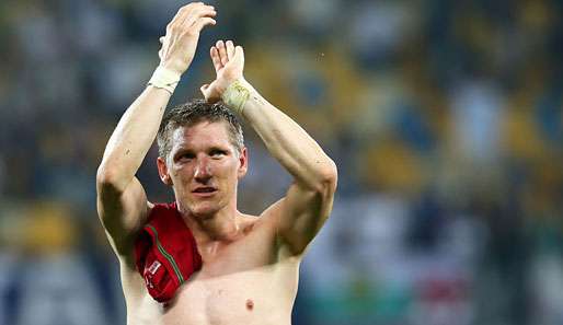 Bastian Schweinsteiger lässt sich nach dem Auftaktsieg gegen Portugal feiern