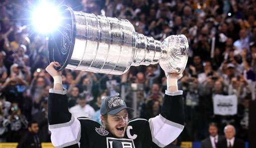 Premiere für L.A.: Kings-Captain Dustin Brown reckt im Staples Center den Stanley Cup in die Höhe