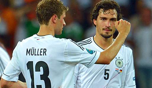 Mats Hummels (r.) bleibt nach dem Sieg gegen die Niederlande auf dem Boden