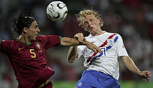 Bei der WM wurde mit Haken und Ösen gekämpft. Hier beharken sich Meira (l.) und Kuyt