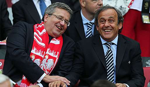 Michel Platini (r.) mit dem polnischen Präsidenten Bronislaw Komorowski