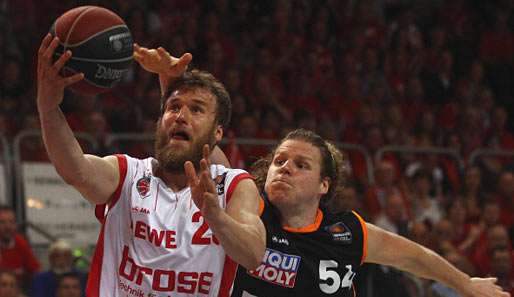 Nach dem Double hungrig auf internationale Erfolge: Bambergs Anton Gavel (l.) mit Ulms John Bryant 