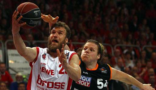 Anton Gavel (l.) hat seinen Vertrag in Bamberg verlängert