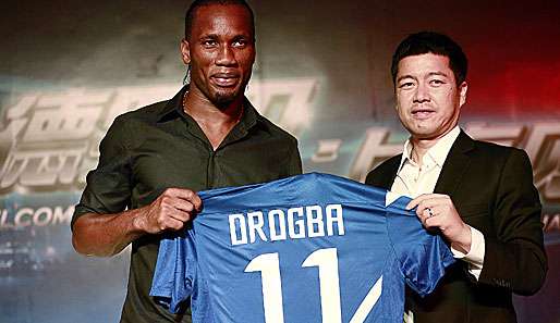 Didier Drogba (l.) bei der offiziellen Vorstellung bei seinem neuen Verein Shanghai Shenhua 