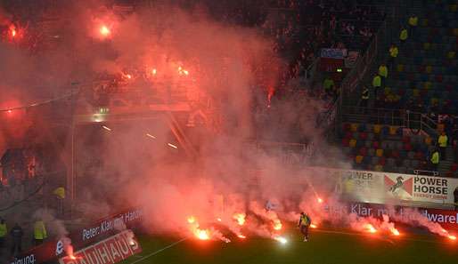 Auch die zahlreichen bengalischen Fackeln beim Relegationsspiel in Düsseldorf wurden bestraft