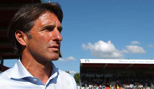 Der Fußball kommt vor der Politik - das macht Stuttgarts Trainer Bruno Labbadia "ein wenig Angst"
