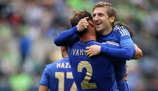 Branislav Ivanovic (l.) nimmt Marko Marin nach dessen ersten Chelsea-Tor auf den Arm