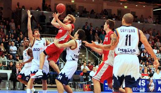 John Goldberry (mit Ball) steht weiterhin in Bamberg unter Vertrag