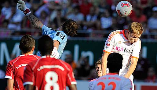 Der FC Bayern mit Holger Badstuber (r.) gewann beim 1. FC Kaiserslautern mit 3:2