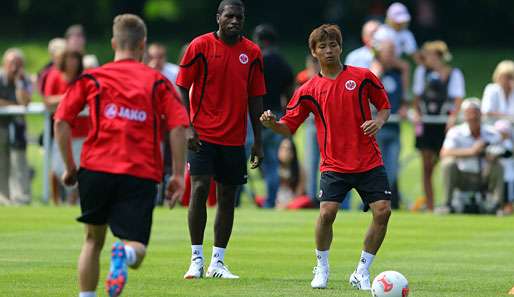 Die Neuzugänge Olivier Occean (M.) und Takashi Inui (r.) bereiten sich auf die neue Saison vor