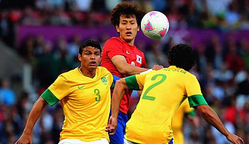 An Thiago Silva (l.) und Rafael (r.) ist kein Vorbeikommen