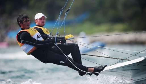 Iain Jensen (l.) und Nathan Outteridge ließen sich den Olympiasieg nicht mehr nehmen