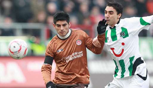 Carlos Zambrano (l.) hat für St. Pauli und Schalke insgesamt 36 Bundesligaspiele absolviert