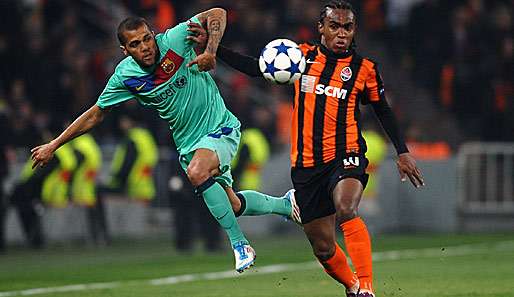 In der Champions League hatte Willian (r.) schon mit Größen wie Dani Alves zu tun
