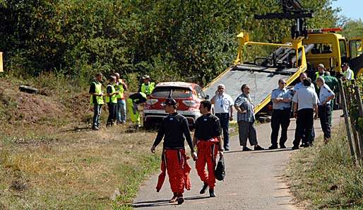 Das Unfallfahrzeug von Nicholas Fuchs und Fernando Mussano wird abtransportiert