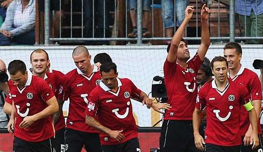 Die Spieler von Hannover bejubeln den Führungstreffer durch Karim Haggui (3.v.r.)