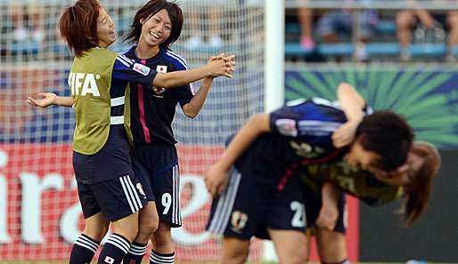 Yoko Tanaka (2.v.l.) feiert mit ihren Teamkolleginnen den dritten Platz bei der U-20-WM