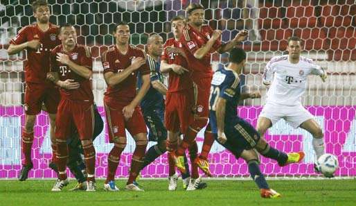 Abou-Treika beim Freistoß im Freundschaftsspiel gegen FC Bayern München in Qatar 2012